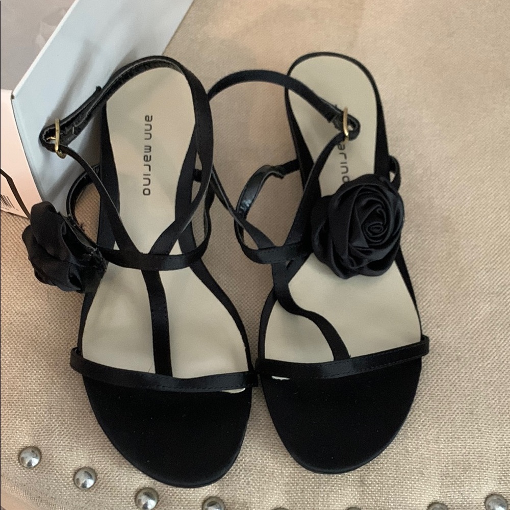 Ann Marino Black Strappy Sandals with Floral Detail size 7 leather soles NIB